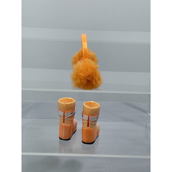 Rainbow High Winter Break Poppy Rowan Doll Boots & Faux Fur Earmuffs - Picture 3 of 3